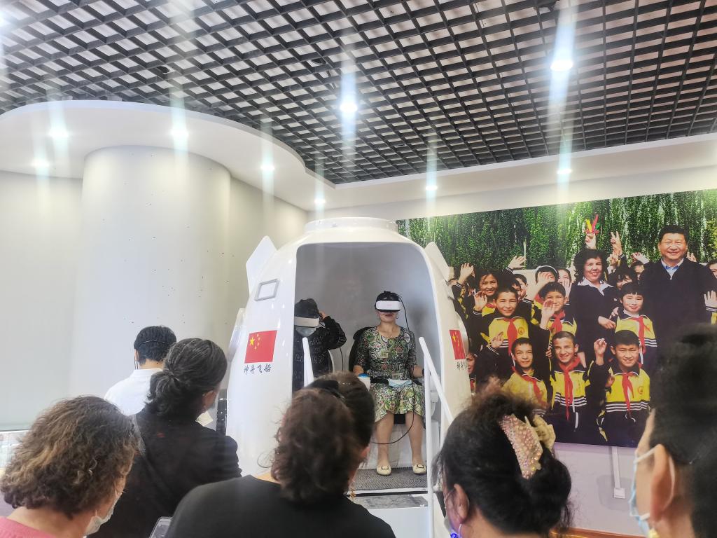 群众在新时代文明实践中心科技与科普服务平台观摩体验VR等智能产品