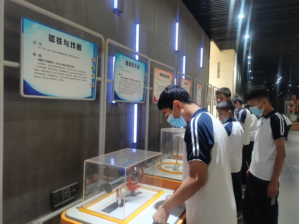 齐鲁疏勒二中学生在体验流动科技馆展品